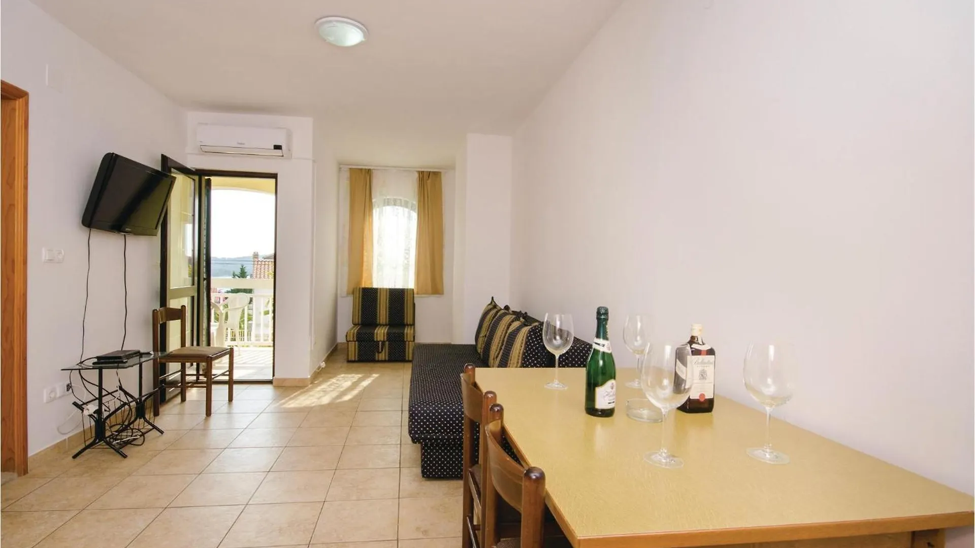 Amazing Apartment In Okrug Gornji トロギール